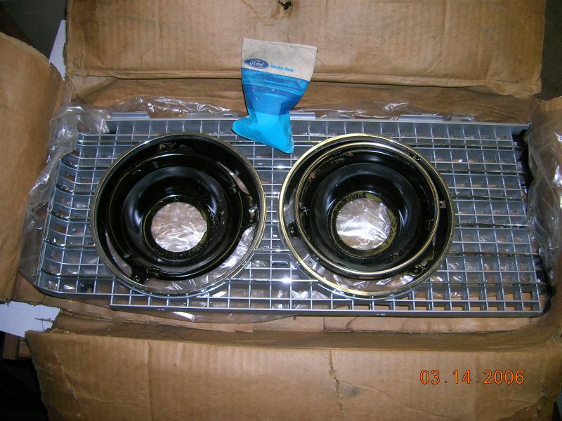 1974 FORD LTD HEAD LIGHT DOOR GRILLE ASSEMBLY NOS N/R